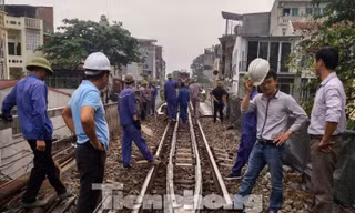 Lực lượng chức năng tiến hành thẩm định đường ray đoạn đi qua vòm cầu số 93 trước khi tiến hành đục thông.