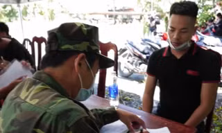 Lực lượng chức năng làm việc với lao động tự do từ Campuchia nhập cảnh về Việt Nam 