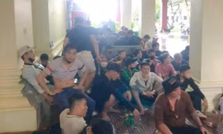 Những người Việt tháo chạy thoát được, tập trung tại khu vực cửa khẩu Bavet, Campuchia. 