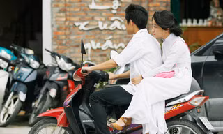 Học sinh vi vu đầu trần sau khai giảng