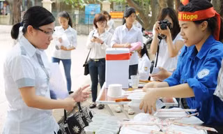 Chung tiền mua cơm, nước cho thí sinh