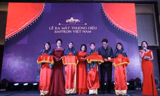 Bà Vũ Thanh Hòa - Giám đốc công ty, Á hậu Hoàng Anh và ông Shahram Salami (đại diện Đại sứ quán Iran) cùng cắt băng ra mắt thương hiệu Saffron Việt Nam.