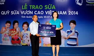 Bà Bùi Thị Hương – Giám Đốc Đối Ngoại Vinamilk trao bảng sữa tượng trưng 72.270 ly sữa của Quỹ sữa Vươn Cao Việt Nam cho trẻ em tỉnh Quảng Trị