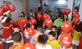 Bibica tặng 32.000 phần quà cho các em nhỏ khó khăn dịp Noel