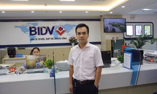 Một giám đốc doanh nghiệp nhỏ và vừa vay vốn phát triển công nghiệp phụ trợ.