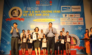 Bà Phan Thị Mỹ Hằng – Phó Giám đốc chi nhánh Tinh Vân Tp.HCM đã đại diện Tinhvan Group nhận Giải thưởng tại sự kiện