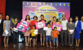 Nhà sách Tiền Phong trao giải chương trình “Ưu đãi sốc, bốc quà khủng” 