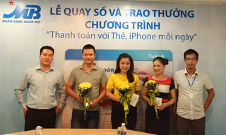 MB trao 41 Iphone 5S cho khách hàng trúng thưởng 