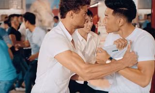 Lần này không chỉ một, mà rất nhiều “Soái ca” đua nhau giành giật những mẫu giày túi mới nhất của thương hiệu Juno để tặng cho người phụ nữ của mình