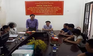 ông Phạm Ngọc Quy Chi cục Trưởng Chi cục ATVSTP Nghệ An tham luận tại hội nghi