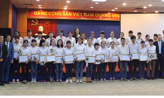 Quỹ học bổng Thắp sáng Niềm tin trao học bổng cho các em học sinh nghèo hiếu học
