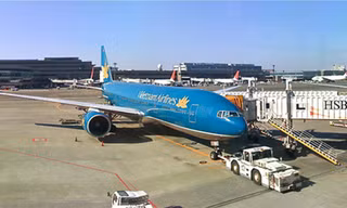 Máy bay của Vietnam Airlines tại sân bay quốc tế Narita 