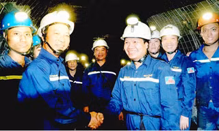 Đội ngũ cán bộ, công nhân lao động đồng tâm áp dụng khoa học côn nghệ vào sản xuất
