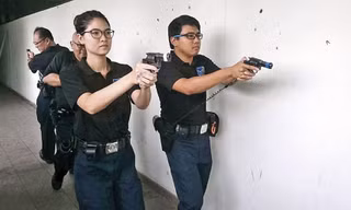Tình nguyện viên cảnh sát ở Singapore trong một buổi huấn luyện. Ảnh: Front line.