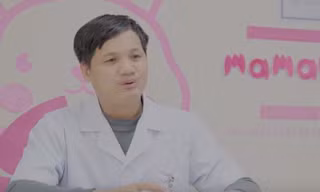 TS Lê Minh Trác - Giám đốc Trung Tâm Sơ Sinh, Bệnh Viện Phụ Sản Trung Ương khuyên các bà mẹ nên dùng khăn giấy ướt.