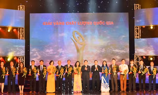 Bộ Trưởng Bộ Khoa học và Công nghệ trao Giải thưởng Chất lượng Vàng Quốc gia cho Tân Á Đại Thành 