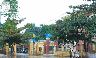 Thầy trò vùng ngập Chương Mỹ hối hả dọn dẹp trường lớp đón năm học mới