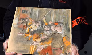 Cận cảnh bức “Les Choristes” (Những ca sĩ của dàn hợp xướng) vừa được tìm thấy một cách tình cờ đến… bất ngờ.