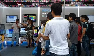 Khách hàng đang trải nghiệm tính năng điều khiển từ xa bằng tay của Tivi TCL