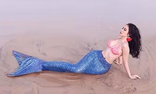 Angela Phương Trinh hóa nàng tiên cá, thả dáng sexy trên biển