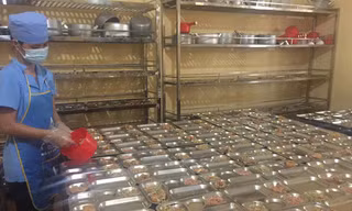 Chia suất ăn bữa trưa tại trường tiểu học Đức Giang, Hoài Đức. Ảnh: Ánh Đinh 