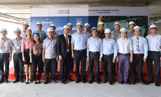 Đại diện các Sở ban ngành TPHCM và lãnh đạo công ty Sacomreal tại buổi hưởng ứng tháng lao động 