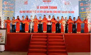 Các đại biểu cắt băng khánh thành Sao Mai Super Feed