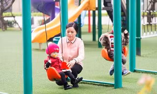 Nhờ người giúp việc chăm sóc con nhỏ và chuẩn bị những bữa cơm ngon cho giờ sum họp, người mẹ còn đang bận rộn với các công việc ngoài xã hội có thể yên tâm hơn.