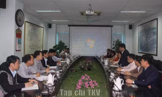 Đồng chí Trương Ngọc Linh, Phó Giám đốc Công ty CP than Hà Lầm báo cáo về tình hình SXKD của Công ty