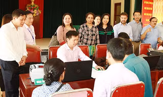 Đoàn cán bộ cấp cao của Hiệp hội các tổ chức tín dụng châu Á - Thái Bình Dương (APRACA) tìm hiểu hoạt động của Điểm giao dịch NHCSXH tại xã Vĩnh Ngọc, huyện Đông Anh