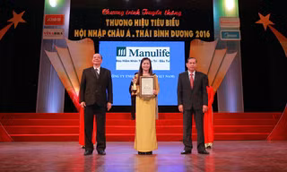 Bài Bùi Kim Quy - Giám đốc phụ trách Khối nghiệp vụ Manulife Việt Nam nhận giải thưởng “Top 10 thương hiệu tiêu biểu hội nhập châu Á – Thái Bình Dương. Ảnh: N.T
