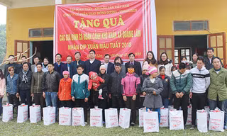 Công ty CP than Mông Dương tặng quà Tết cho hộ nghèo xã Quảng Lâm