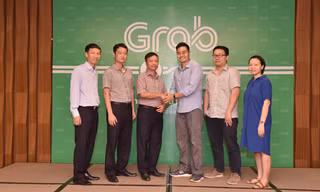 Đại diện Sở GTVT Quảng Ninh và ông ông Jerry Lim, Giám đốc Grab Việt Nam tại lễ ra mắt dịch vụ GrabCar và GrabTaxi tại tỉnh Quảng Ninh