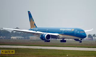 Hình ảnh đầu tiên về chiếc máy bay Boeing 787 thứ 10 của Vietnam Airlines vừa hạ cánh tại Nội Bài