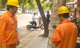 Nhân viên điện lực chỉ đứng dưới chân cột điện... là có thể ghi chỉ số điện chính xác.