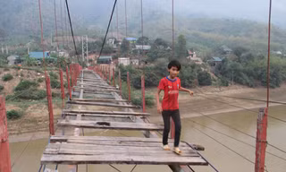 Học sinh vẫn qua lại trên cầu treo bản Lát dù cầu đã hư hỏng nghiêm trọng
