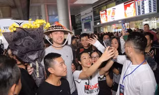 Amrin van Buuren được đông đảo fan vây quanh tặng hoa chào đón tại sân bay 