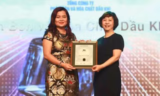 Bà Lê Thị Thu Hương, Phó TGĐ, đại diện PVFCCo nhận danh hiệu BCTN tốt nhất
