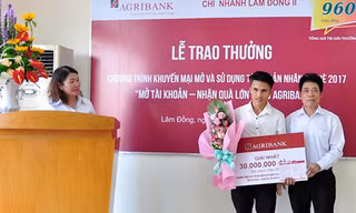 Ông Nguyễn Ngọc Sanh – Giám đốc Agribank Lâm Đồng II trao thưởng cho khách hàng