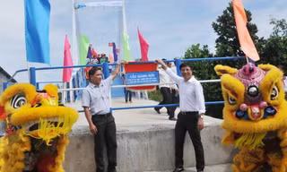 Đại diện Tập đoàn Merap, CLB Bóng đá HAGL và lãnh đạo địa phương cắt băng khánh thành cầu Giang Sơn. Ảnh Minh Đức