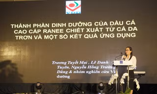 PGS-TS Trương Tuyết Mai – Phó Viện Trưởng Viện Dinh dưỡng Quốc Gia (Bộ y tế) trình bày nội dung tham luận tại Hội thảo khoa học “ Dầu cá Ranee và sức khoẻ cộng đồng” .