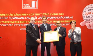 Ông Nguyễn Văn Phú (Phải)- Phó vụ trưởng, Cơ quan đại diện Ban thi đua khen thưởng TW trao bằng khen của Thủ tướng Chính phủ cho đại diện lãnh đạo Công ty tài chính PPF Việt Nam 