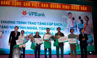 VPBank trao học bổng và nhà tình nghĩa tại Gia Lai