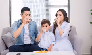 Mách nhỏ mẹ cách tìm ‘quy chuẩn sữa tươi’ 