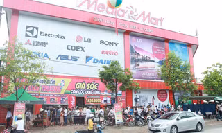 Tại thành phố Thanh Hóa, tuyến đường đi qua siêu thị MediaMart tại 301 Trần Phú nhanh chóng rơi vào cảnh ách tắc kéo dài. Lực lượng bảo vệ, trật tự đô thị phải đứng phân làn cho khách xếp hàng, các điểm gửi xe gần đó đều tắc nghẽn. 