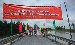 Cây cầu mới mang lại nhiều niềm vui mới cho người dân xã Vĩnh Trị, huyện Vĩnh Hưng, tỉnh Long An
