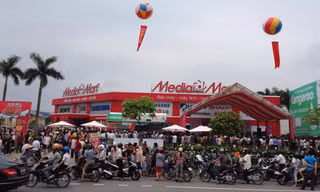 Mặc dù chương trình khuyến mãi được thông báo kéo dài tới ngày 13/6, nhưng trong ngày đầu tiên, “biển người’ ùn ùn kéo vào siêu thị . Tất cả đều có chung mong muốn là những người đầu tiên đặt chân vào tham quan và mua sắm tại siêu thị điện máy hiện đại bậ