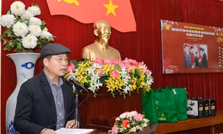 Bảo tín Minh Châu trao quà tết cho gia đình khó khăn 