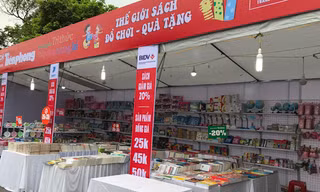 Nhà sách Tiền Phong giảm giá mạnh trong “Ngày sách Việt Nam” tại Nam Định