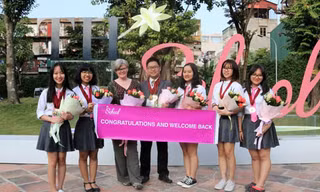 6 gương mặt học sinh đại diện TH School tham dự World Scholar’s Cup 2017 tại Yale (Mỹ) cùng cô Daryl Morgan, giáo viên tiếng Anh đồng hành trong suốt hành trình